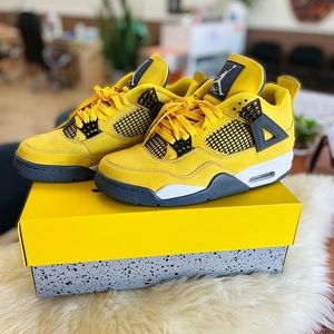 NIKE AIR JORDAN 4 RETRO